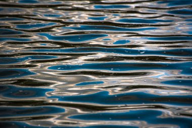 Gün batımında güçlü rüzgarlarla değişen dalga dokusu