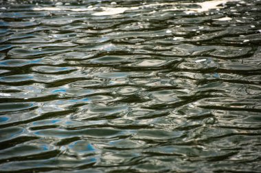 Gün batımında güçlü rüzgarlarla değişen dalga dokusu