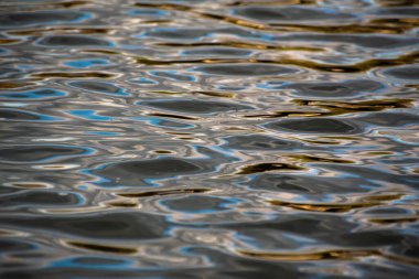 Gün batımında güçlü rüzgarlarla değişen dalga dokusu