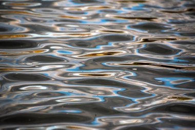 Gün batımında güçlü rüzgarlarla değişen dalga dokusu