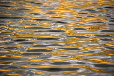 Gün batımında güçlü rüzgarlarla değişen dalga dokusu