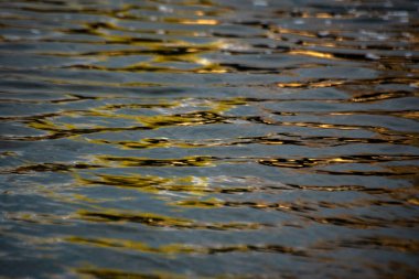 Gün batımında güçlü rüzgarlarla değişen dalga dokusu