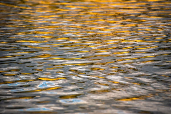 Gevarieerde Golfstructuur Met Sterke Wind Bij Zonsondergang — Stockfoto