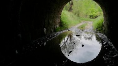 Terk edilmiş bir su kemerinde büyük bir su birikintisi.