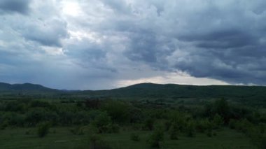 Bahar ovasının üzerinde gök gürültülü bulutlar