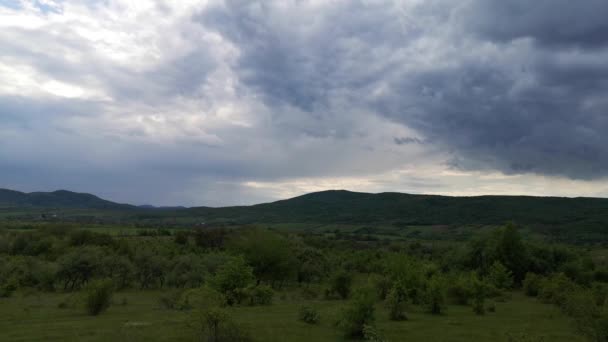 Панорама Грозовыми Тучами Над Весенней Равниной — стоковое видео