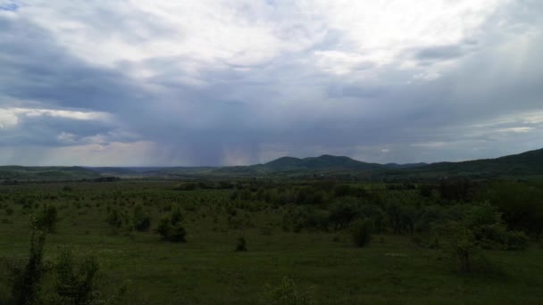 Панорама Грозовыми Тучами Над Весенней Равниной — стоковое видео