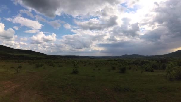 Панорама Грозовыми Тучами Над Весенней Равниной — стоковое видео