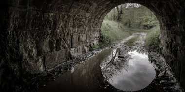 Su birikintisi olan terk edilmiş eski bir su kemeri.