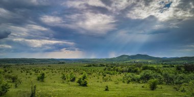 Ovanın üzerinde gök gürültülü bulutlarla kaplı bir manzara