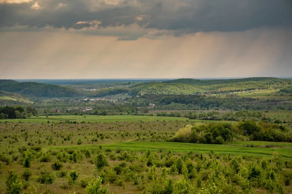 Пейзаж Грозовыми Тучами Над Равниной — стоковое фото