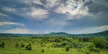 Ovanın üzerinde gök gürültülü bulutlarla kaplı bir manzara