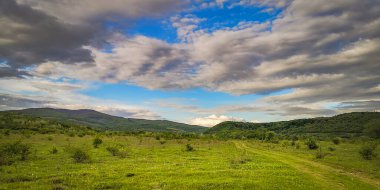 Ovanın üzerinde gök gürültülü bulutlarla kaplı bir manzara