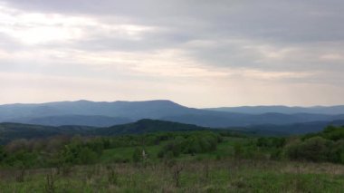 Dağ yolunda SUV gezintisi