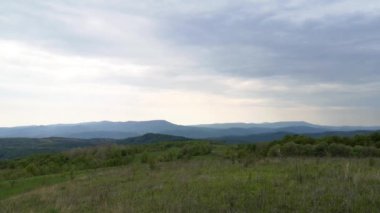 Dağ yolunda SUV gezintisi