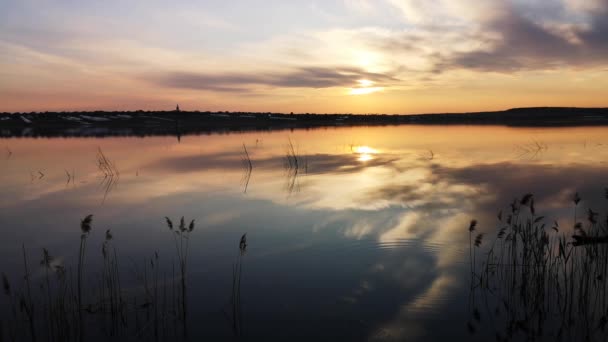 Prachtig Gouden Uur Aan Het Meer — Stockvideo