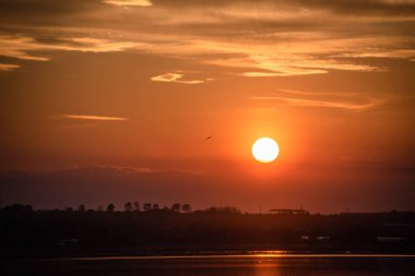 Gölde güzel altın saat
