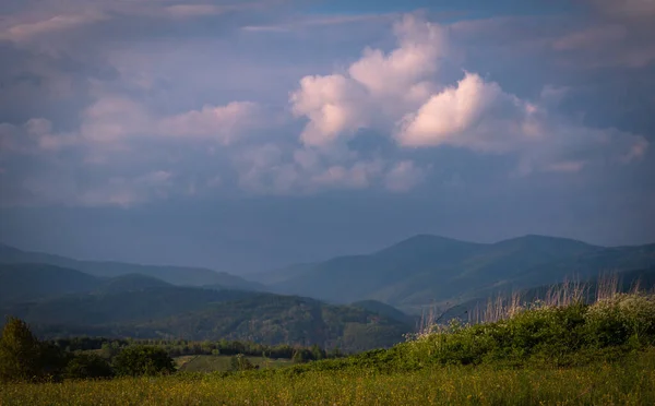 喀尔巴阡山脉的春天风景 — 图库照片