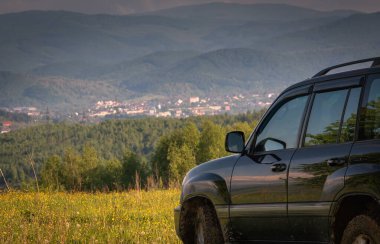 SUV Bahar Karpatları 'nda seyahat ediyor.