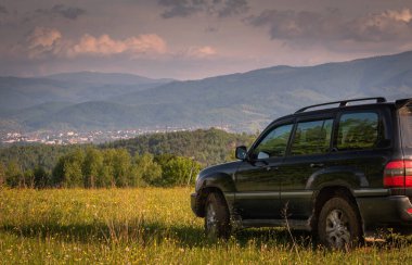 SUV Bahar Karpatları 'nda seyahat ediyor.