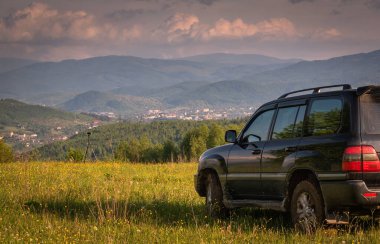 SUV Bahar Karpatları 'nda seyahat ediyor.
