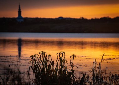 Gölde güzel altın saat