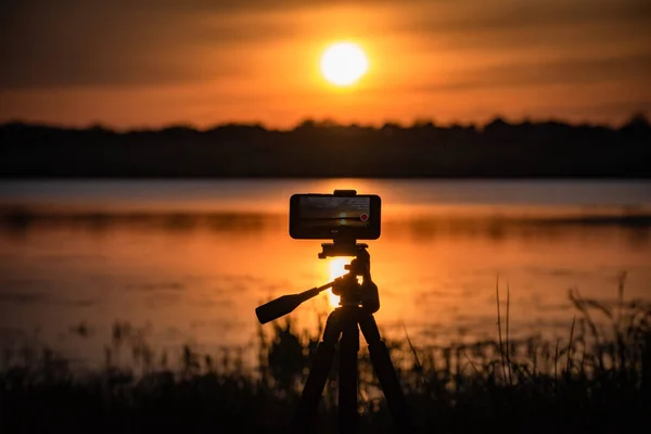 Smartphone Filma Vídeo Pôr Sol Lago — Fotografia de Stock