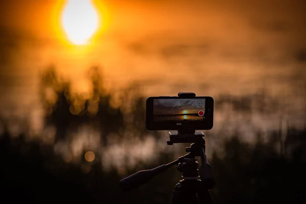 Smartphone Filma Vídeo Pôr Sol Lago — Fotografia de Stock