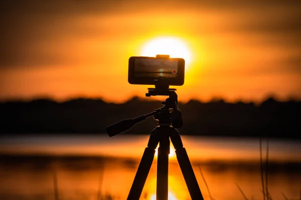 Смартфон Снимает Видео Заката Озере — стоковое фото