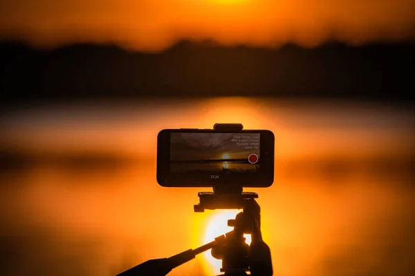 Ponsel Pintar Itu Merekam Video Matahari Terbenam Danau — Stok Foto