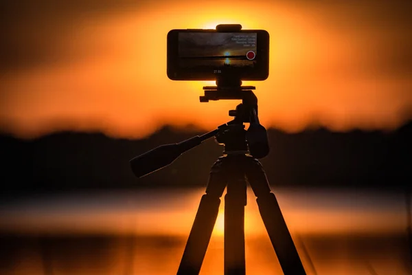 Ponsel Pintar Itu Merekam Video Matahari Terbenam Danau — Stok Foto
