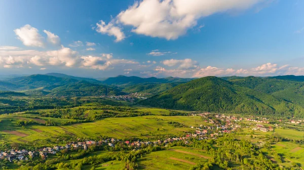 Аэрофотосъемка Весеннего Карпатского Пейзажа — стоковое фото