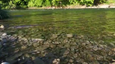 Gün batımında çeşitli dalga desenli dağ nehri