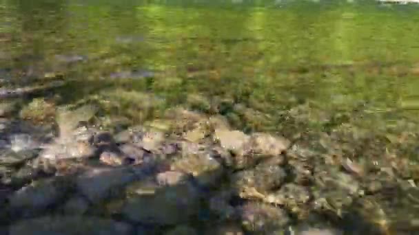 Gün Batımında Çeşitli Dalga Desenli Dağ Nehri — Stok video