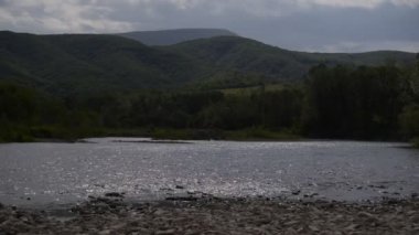 Bahar güneşli bir günde dağ nehri manzarası