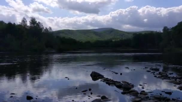 Paysage Fluvial Montagne Printemps Journée Ensoleillée — Video