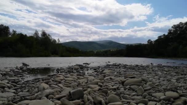 Ορεινό Τοπίο Ποταμού Την Άνοιξη Ηλιόλουστη Μέρα — Αρχείο Βίντεο