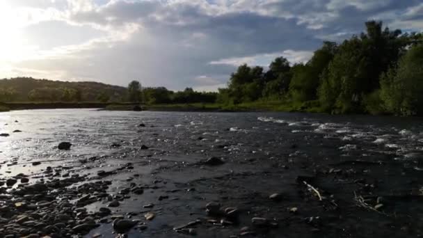 Górski Krajobraz Rzeki Wiosną Słoneczny Dzień — Wideo stockowe