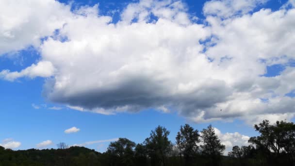 Les nuages se déplacent rapidement à travers le ciel 
