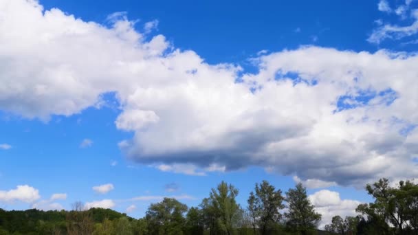 Les Nuages Déplacent Rapidement Travers Ciel — Video