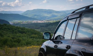 Karpat dağlarında bahar manzarası bir SUV ile