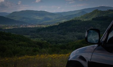 Karpat dağlarında bahar manzarası bir SUV ile