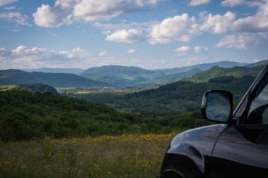 Karpat dağlarında bahar manzarası bir SUV ile