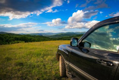 Karpat dağlarında bahar manzarası bir SUV ile