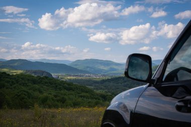 Karpat dağlarında bahar manzarası bir SUV ile