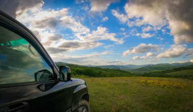 Karpat dağlarında bahar manzarası bir SUV ile
