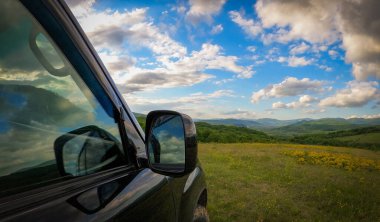 Karpat dağlarında bahar manzarası bir SUV ile