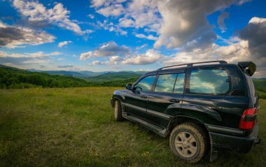 Karpat dağlarında bahar manzarası bir SUV ile