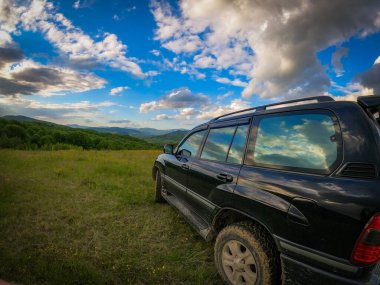 Karpat dağlarında bahar manzarası bir SUV ile