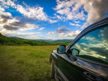 Karpat dağlarında bahar manzarası bir SUV ile